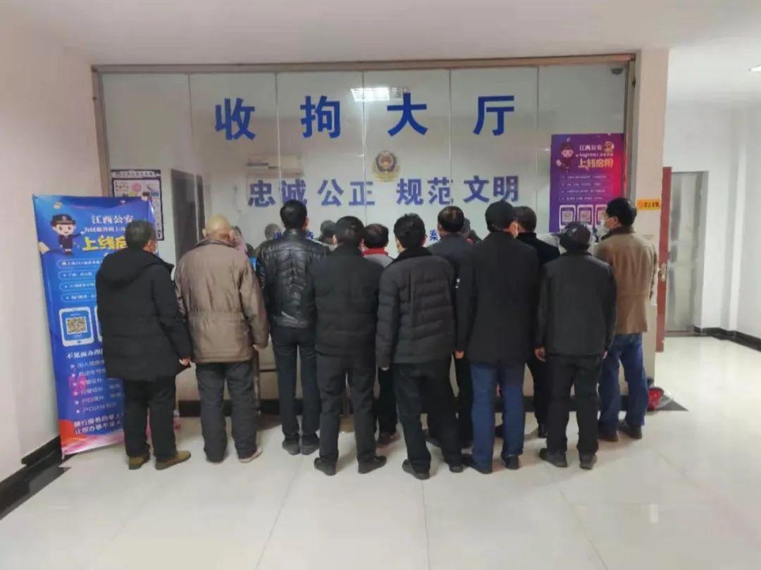 我来教教大家“玩九点半普通扑克牌手法技术学习_《爱问知识人 使用说明》