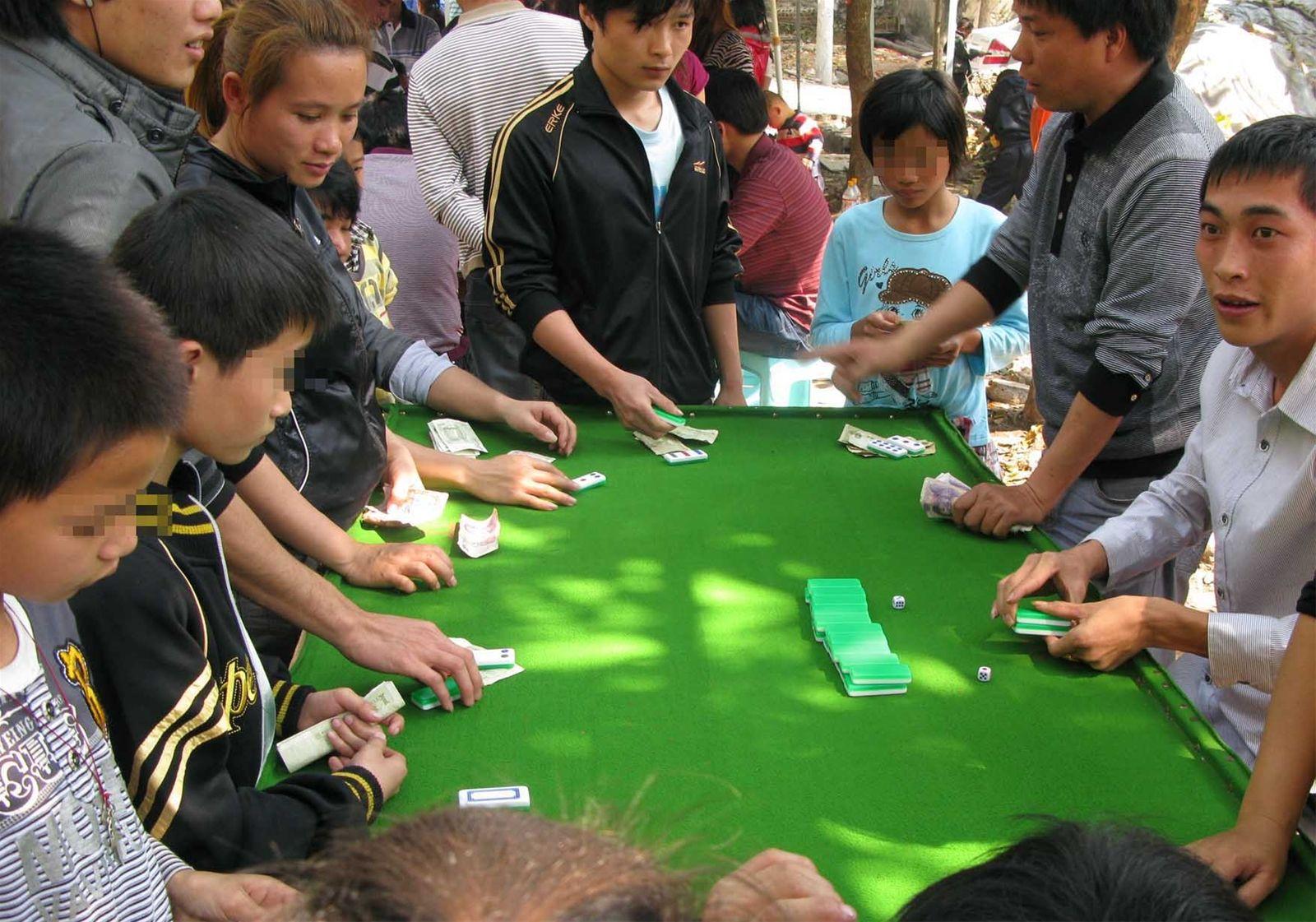 我来教教大家“普通扑克牌炸金花洗牌三招技巧《新浪科技 讲解窍门》