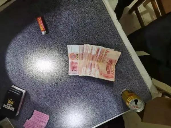 一分钟教你“科普三公扑克牌手机控制_《爱问知识人 使用说明》