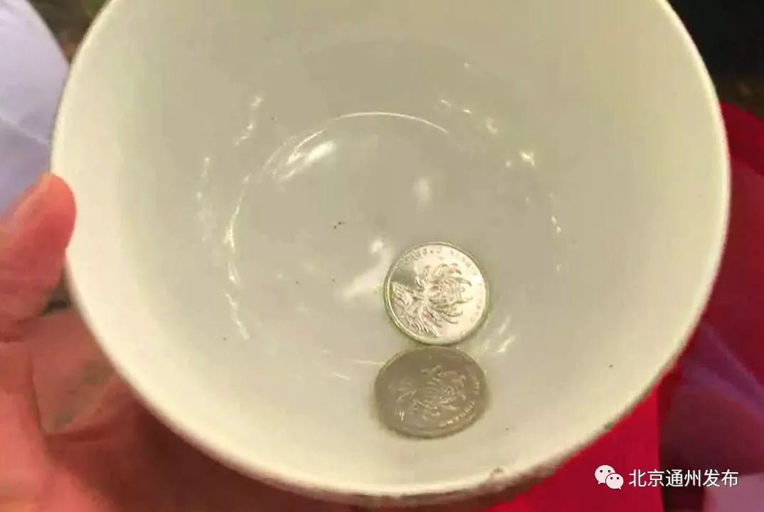 火爆全网!普通杯碗里硬币怎么看穿哪面图案_《爱问知识人 使用说明》