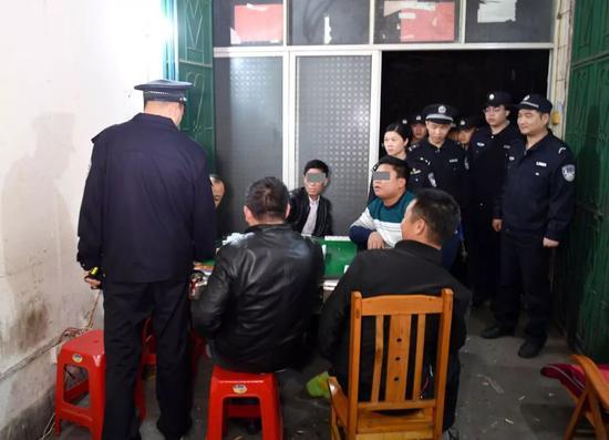 中至赣州麻将神器软件(揭秘手机上怎么容易赢)