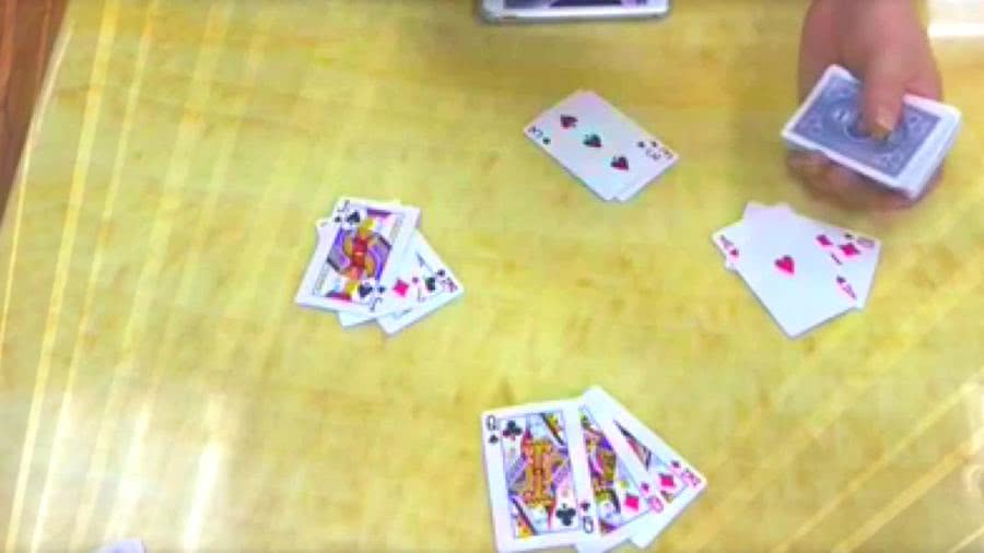 我来教教大家“普通扑克牌金花技巧怎样简单作弊方法一《我来教教你怎么赢 》