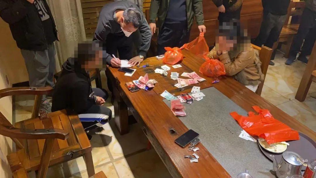 火爆全网!款普通扑克牌三公打牌仪器产品《详细教程 新浪科技》